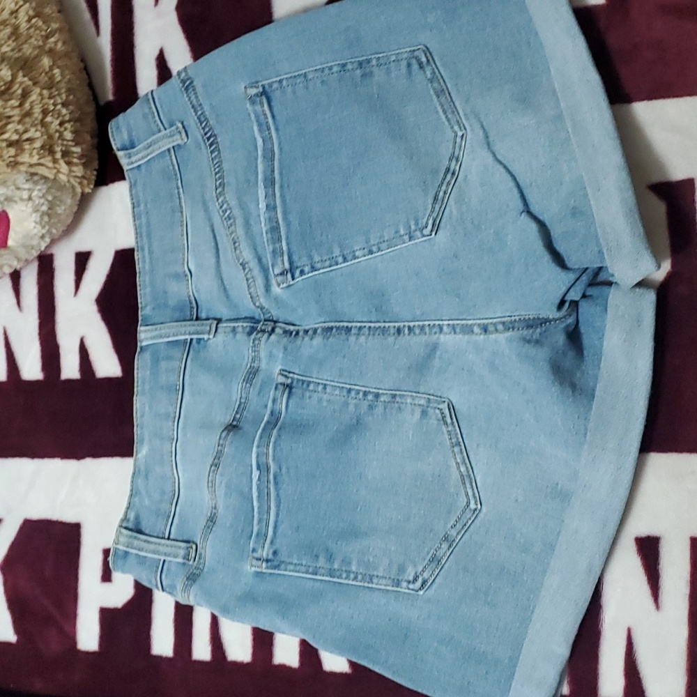 NWT High rise stretch denim shorts. Size 7. Light wash blue. - Picture 3 of 3